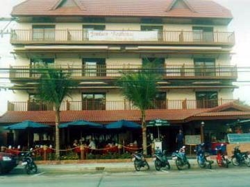 Jomtien Boathouse Hotel