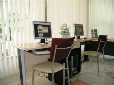 Warina Place Hotel & Apartments